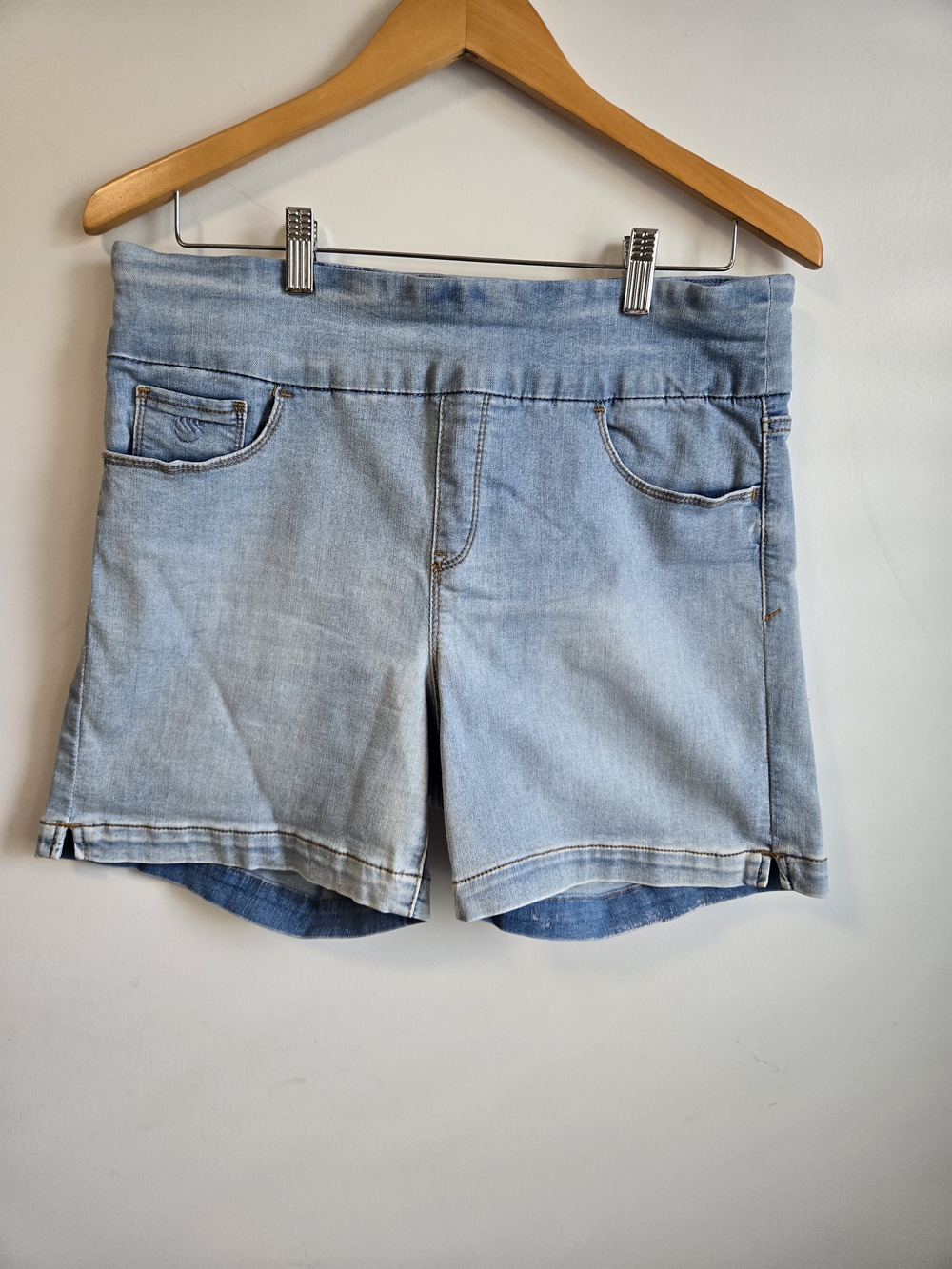 Gloria Vanderbilt Light Blue Denim Pull-On Women’s Shorts